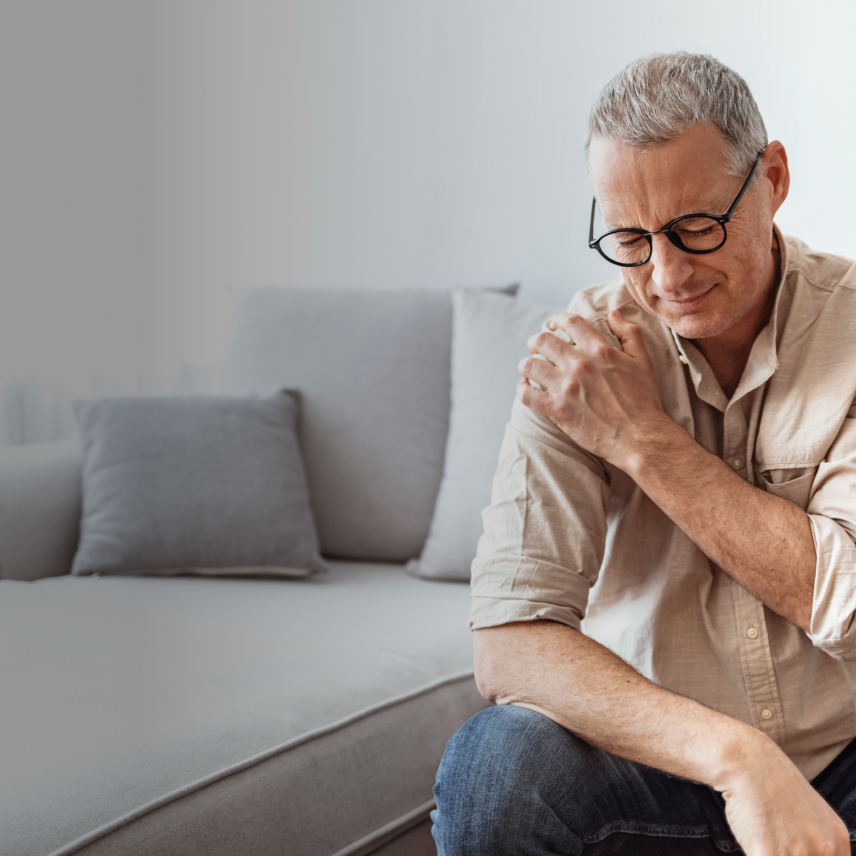 Lifestylebild Mann mit Schulterschmerzen