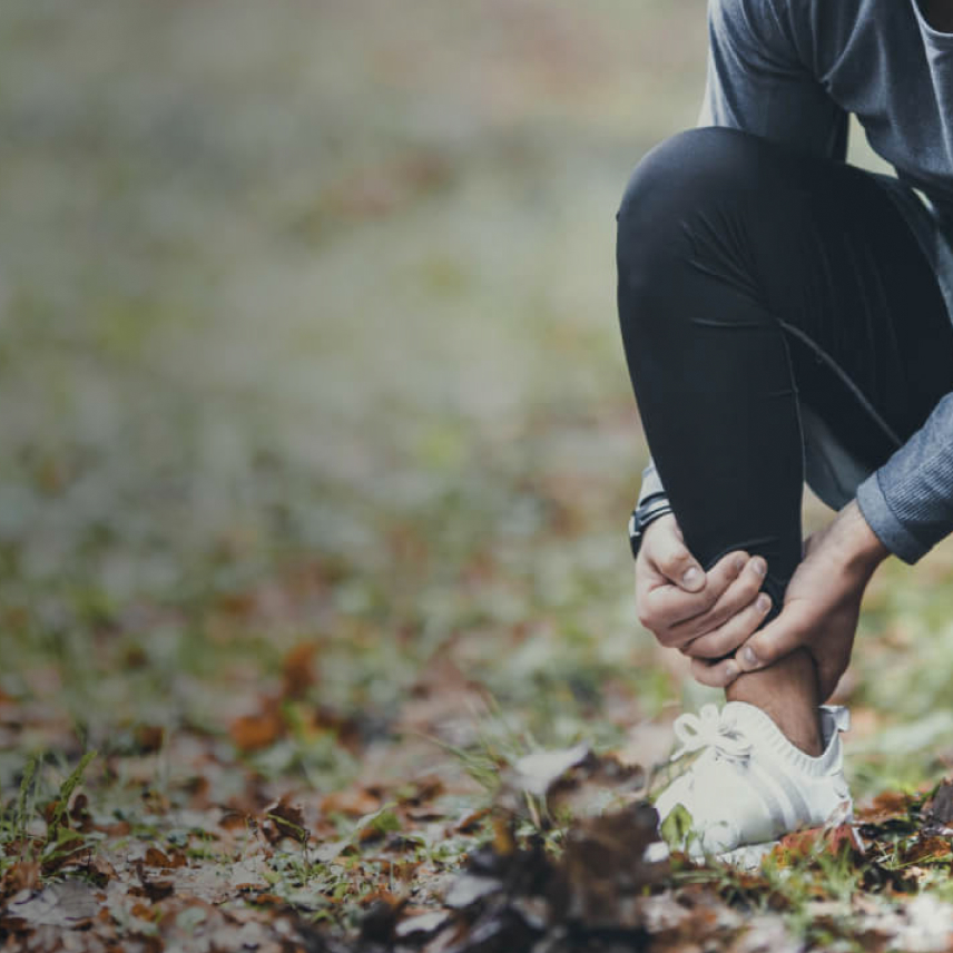 Lifestylebild Mann beim Sport mit Sprunggelenksschmerzen