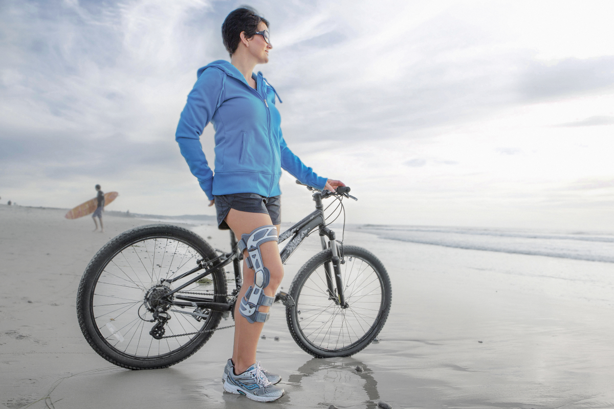 Imagebild DONJOY® 4Titude® OA Nano™ Frau mit Fahrrad am Strand