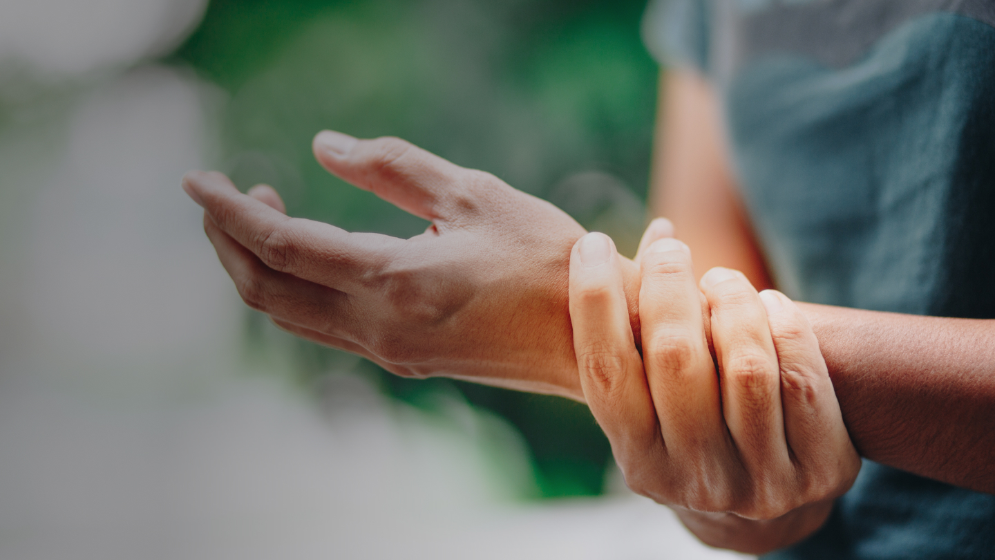 Lifestylebild Frau mit Handgelenkschmerzen