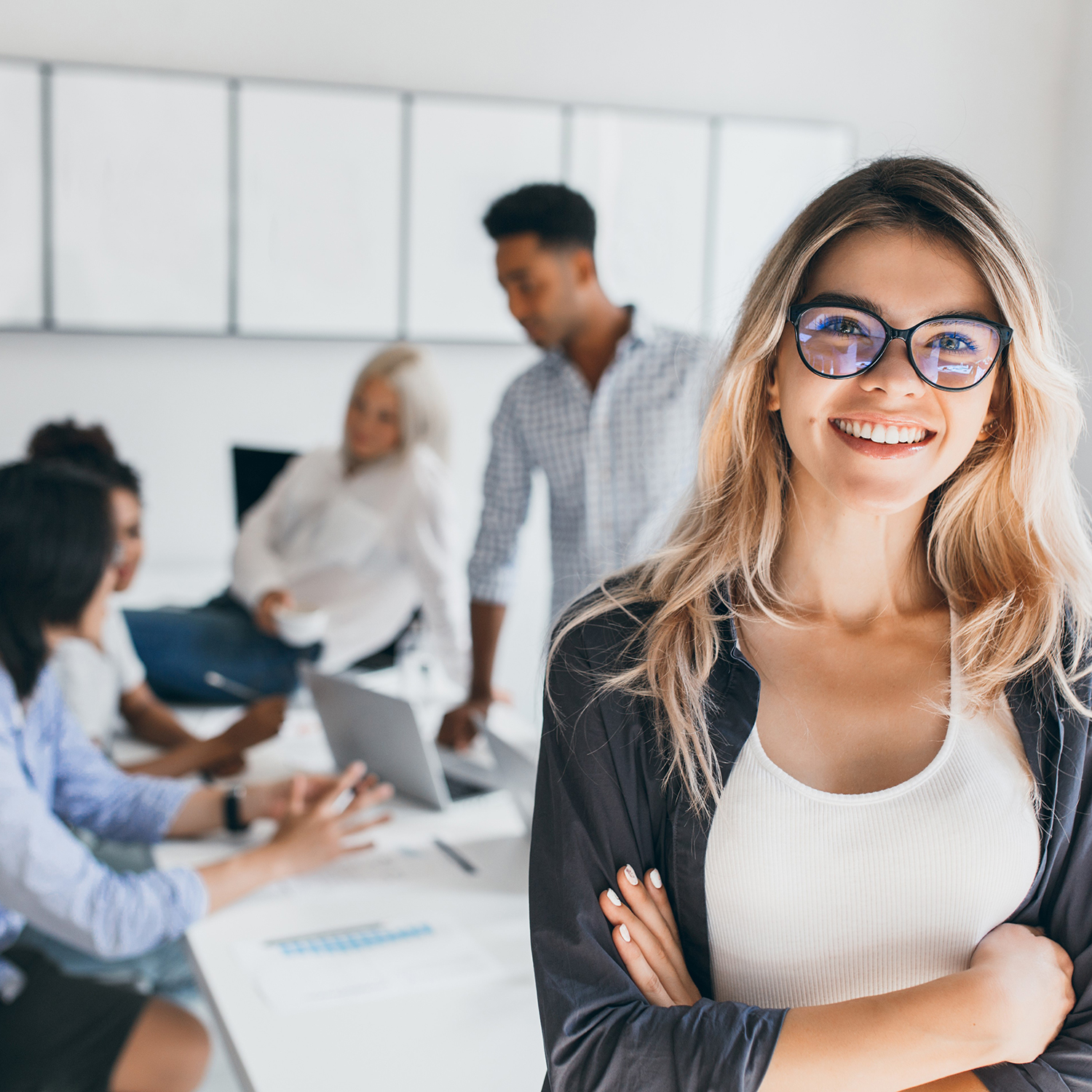 Visual Karriere, Stellenanzeigen Webseite, Frau mit Brille, Adobe Stock 