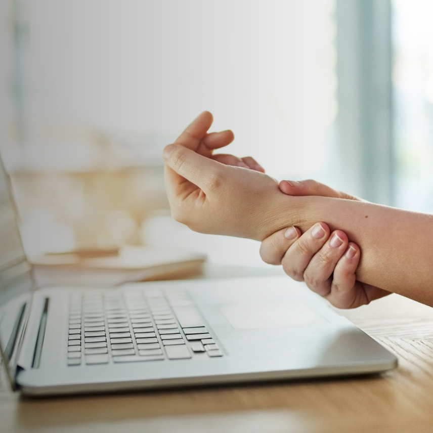 Lifestylebild Frau hält Handgelenk am Laptop