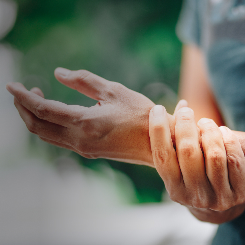 Lifestylebild Frau mit Handgelenkschmerzen