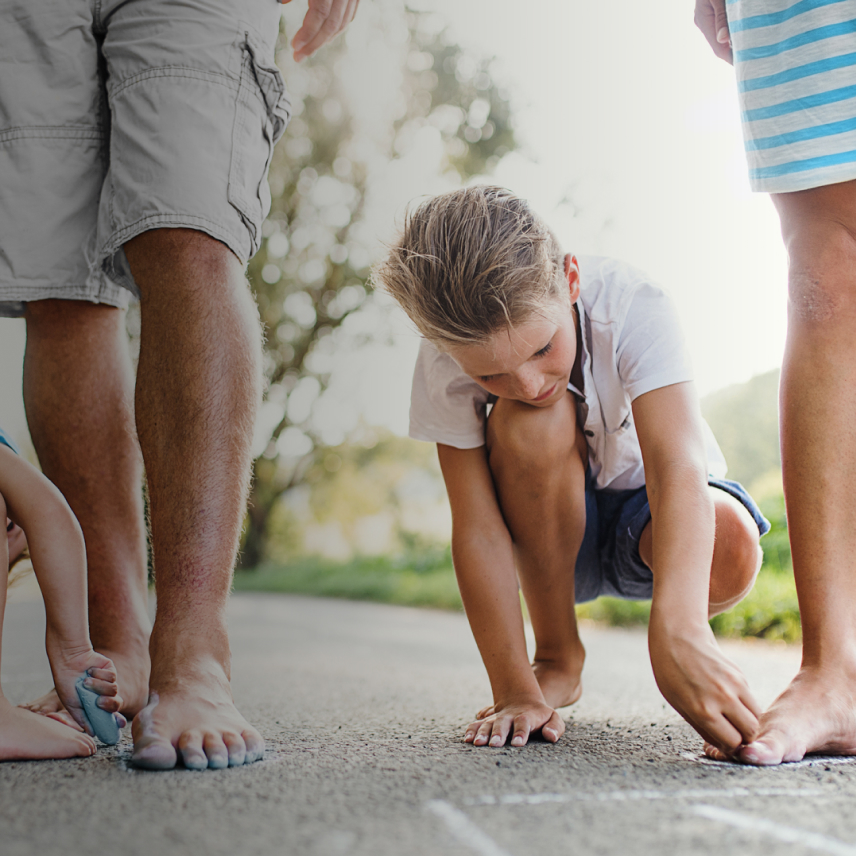 Lifestylebild Kinder bemalen Füße, Hallux Valgus