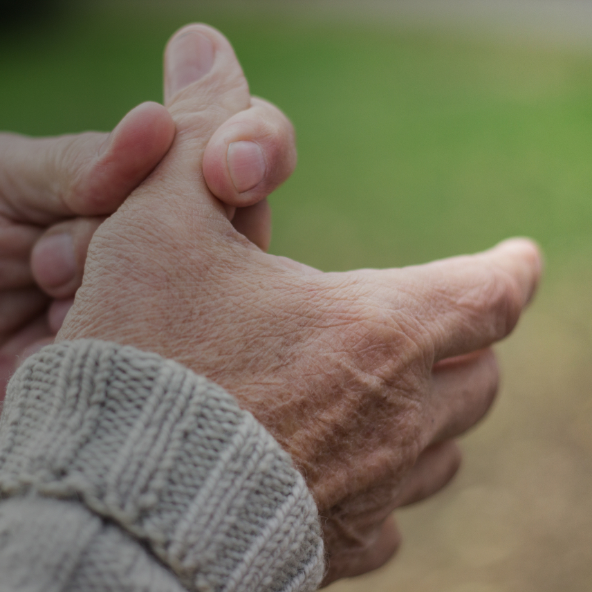 Arthrose im Handgelenk, Älterer Mann hat schmerzen in den Fingern