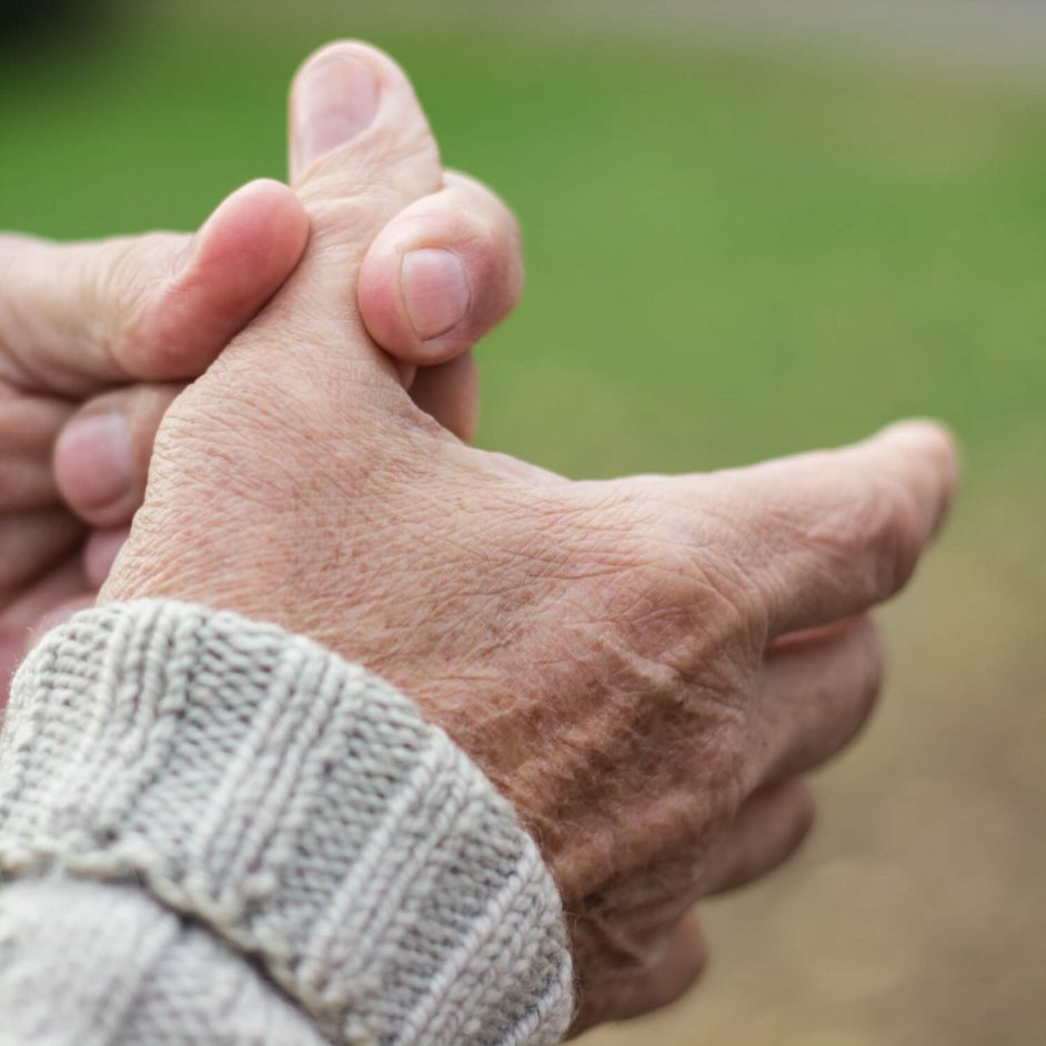 Arthrose im Handgelenk, Älterer Mann hat schmerzen in den Fingern