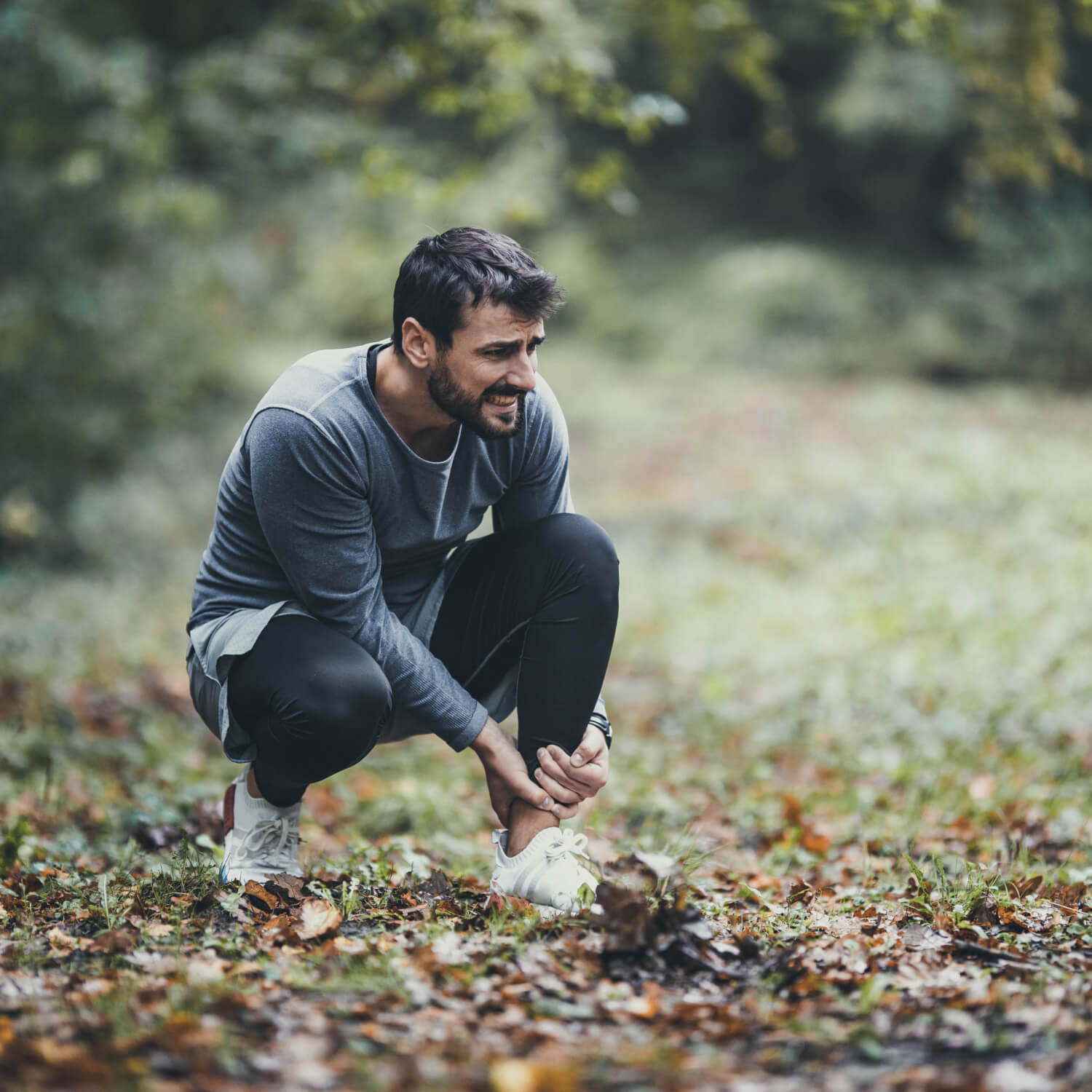 Lifestylebild Mann beim Sport mit Sprunggelenksschmerzen 