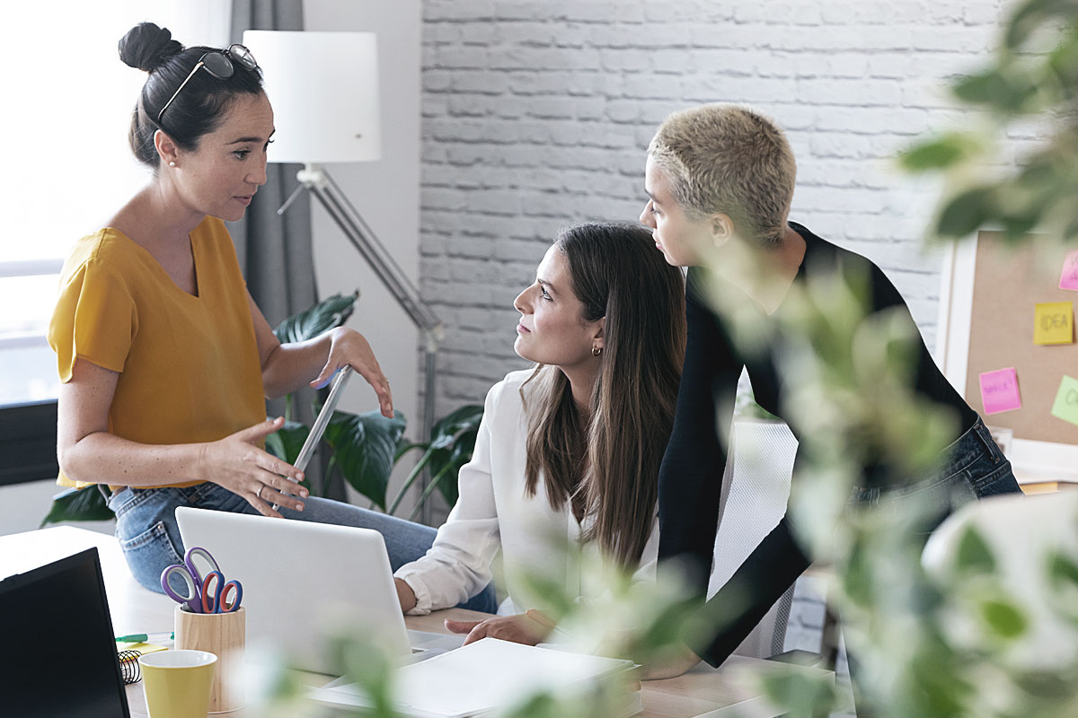 BIld für Webseite, Ordner: karriere, Ein Spirit der sich bewegt, 3 Frauen besprechen sich im Büro