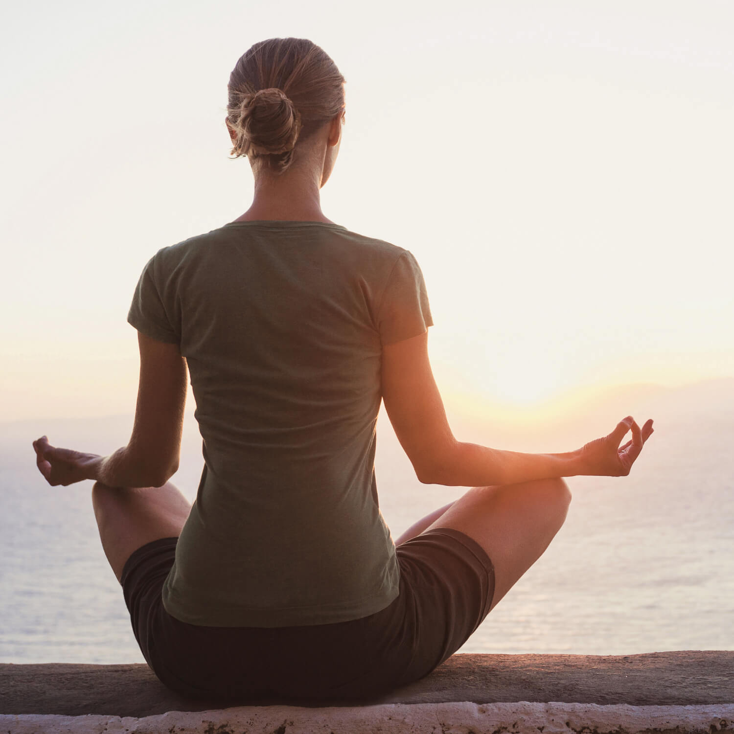 Lifestylebild Frau macht Yoga am Meer