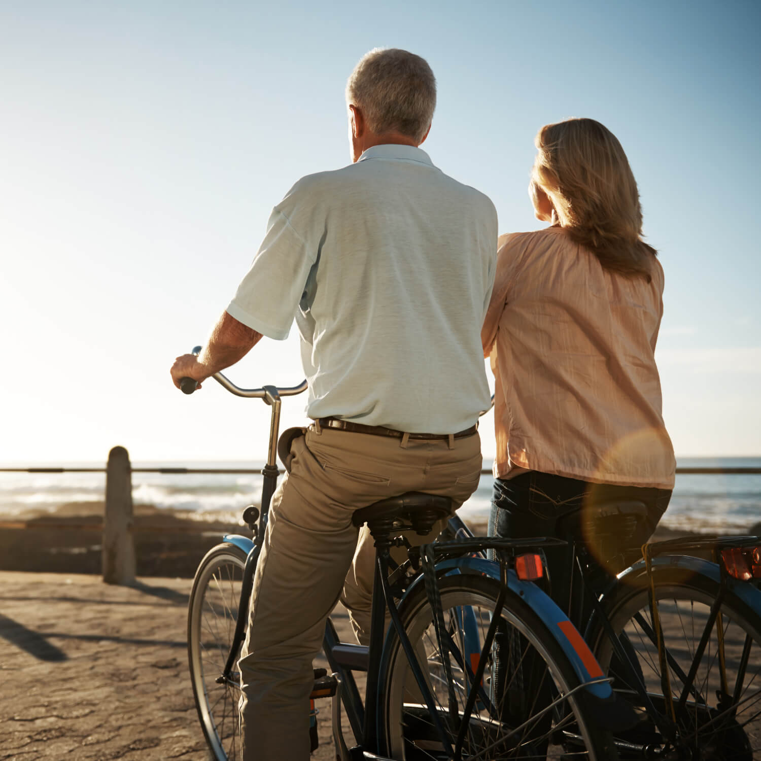 Lifestylebild ältere Fahrradfahrer am Meer, POS 2017